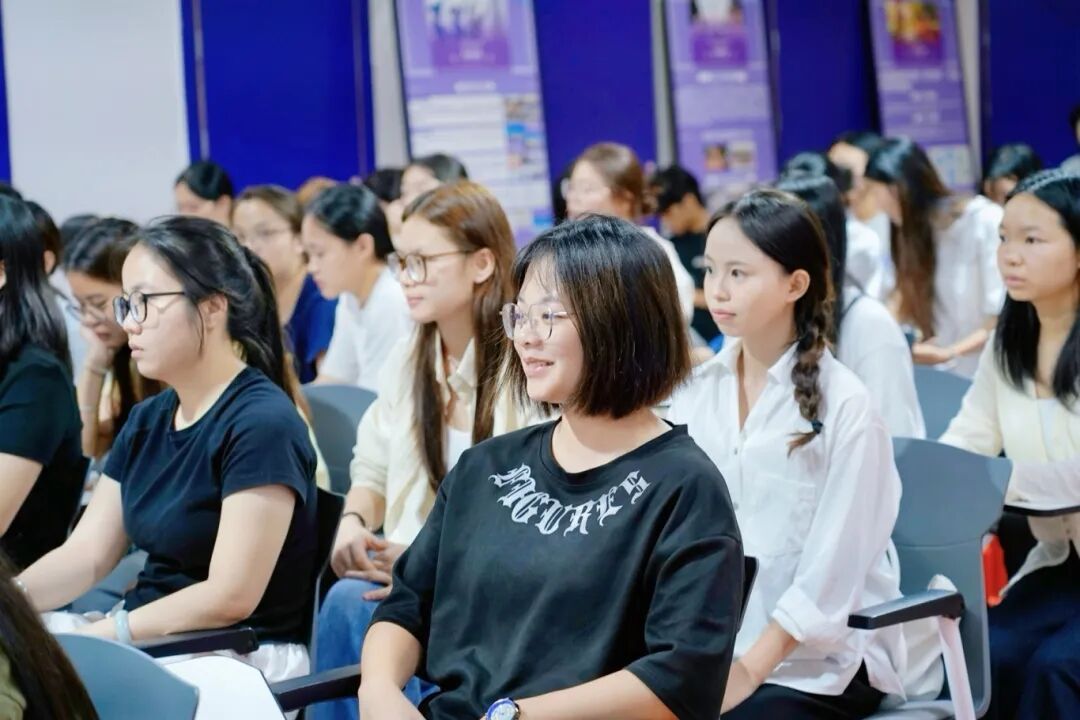 學(xué)生認(rèn)真聽講 學(xué)生認(rèn)真聽講