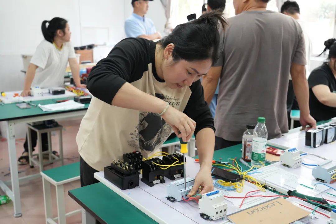 低壓電工作業(yè)培訓班學員在實踐操作