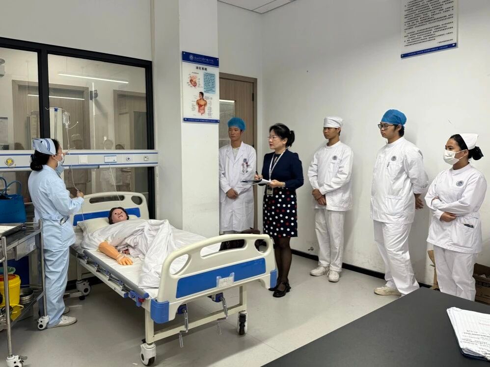 王甲莉老師在校內(nèi)開(kāi)展教學(xué)督導(dǎo)工作