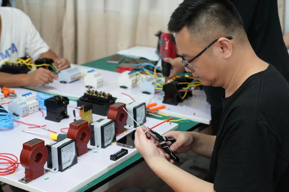 低壓電工作業(yè)培訓班學員在實踐操作