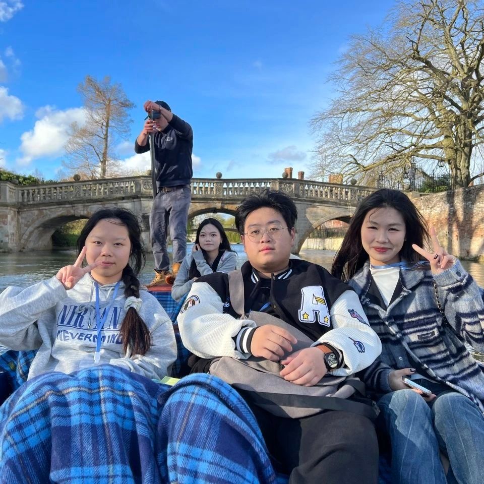 在為期14天的時(shí)間里，學(xué)子們深度感受了沉浸式純英文課堂，探...