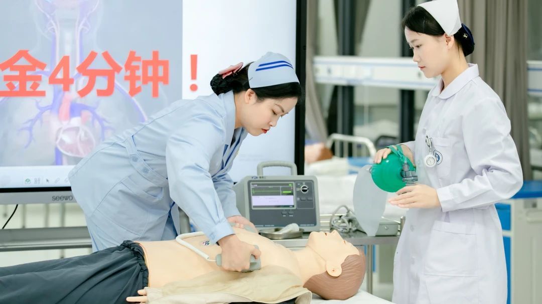 學校大健康學院學生進行實踐操作